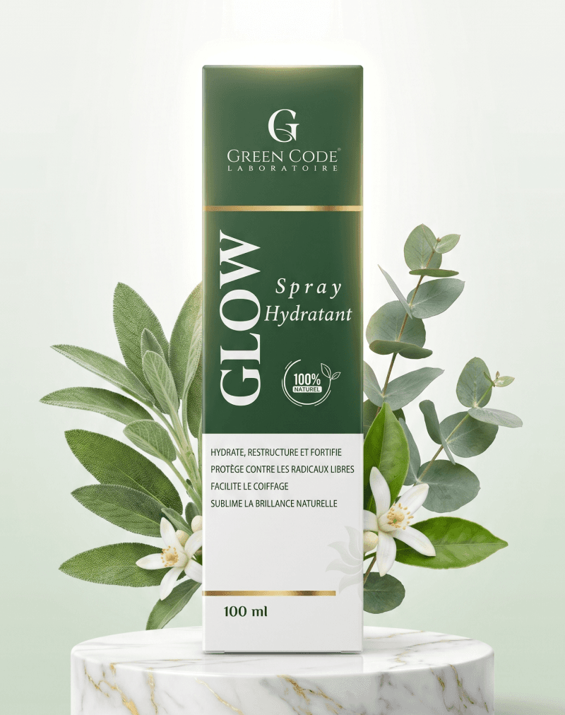 Spray GreenGlow posé parmi des plantes de romarin fraîchement récoltées